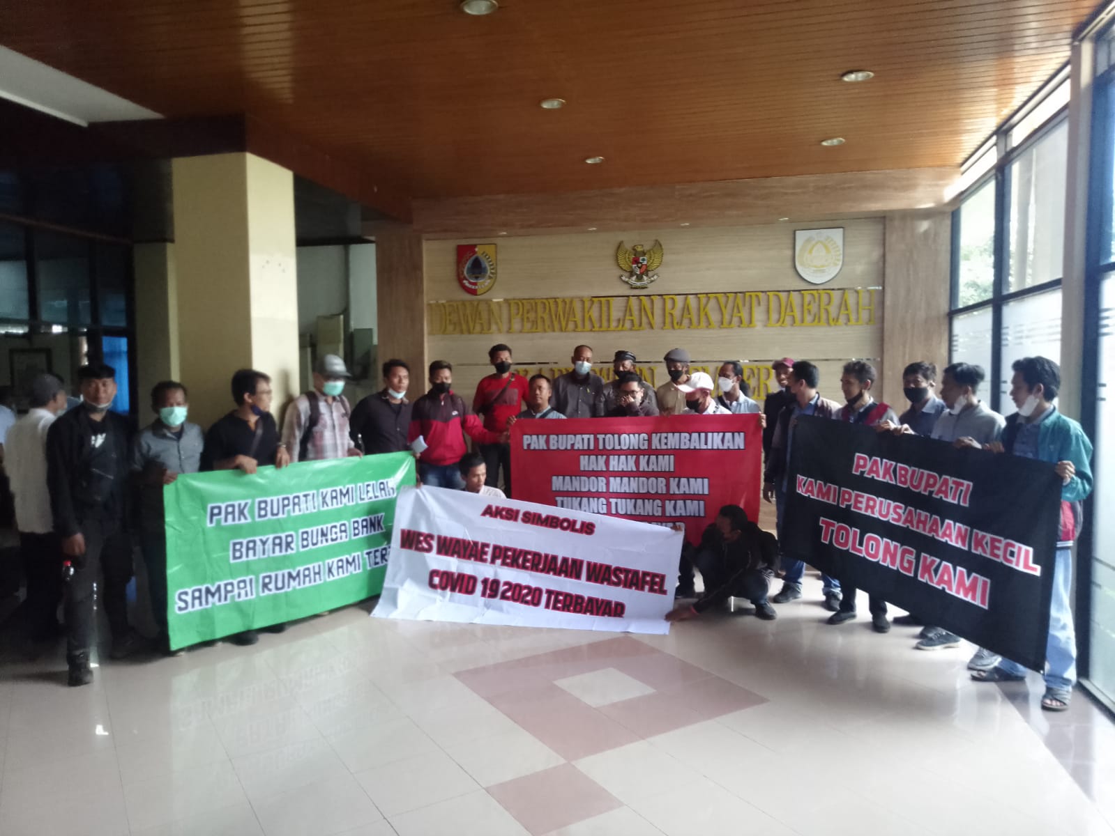 TAK KUNJUNG DIBAYAR, PULUHAN REKANAN DAN KONTRAKTOR PROYEK WASTAFEL TAGIH PEMKAB JEMBER