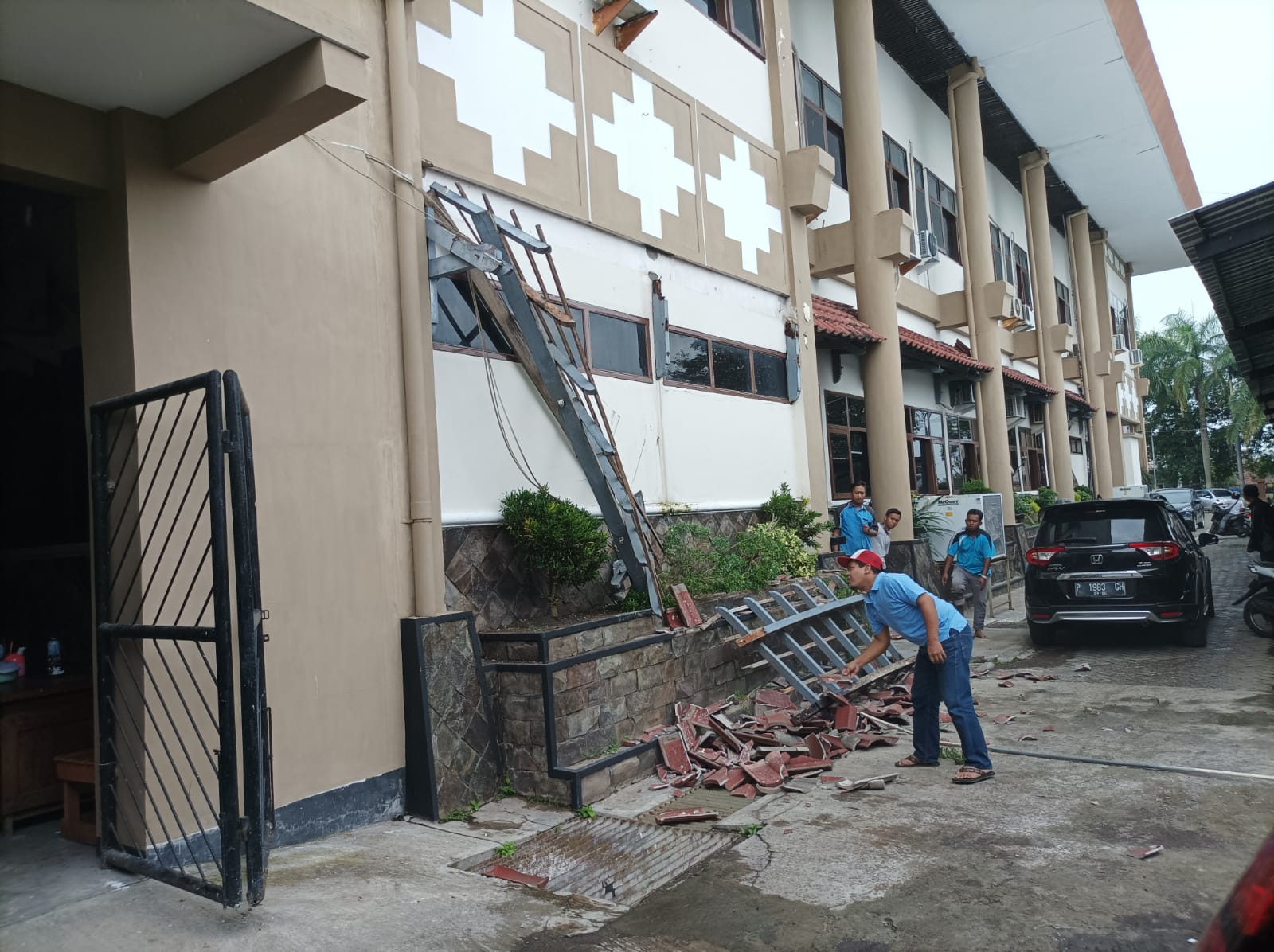 LAPUK TERMAKAN USIA, ATAP KANOPI SISI BARAT GEDUNG DPRD JEMBER TIBA-TIBA AMBRUK