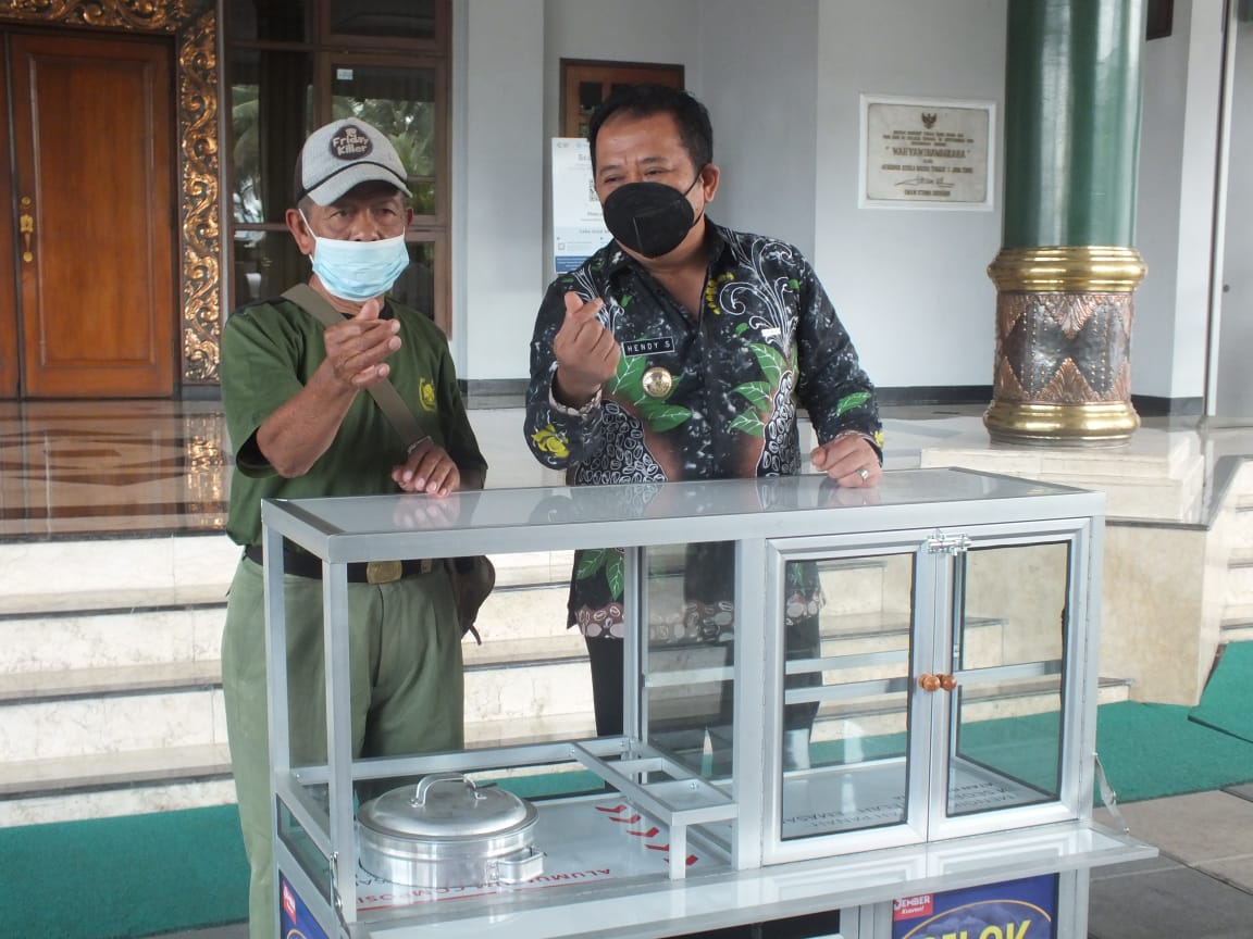 KISAH DULKOWI, PEDAGANG CILOK YANG 30 TAHUN JADI LINMAS DENGAN GAJI SEIKHLASNYA