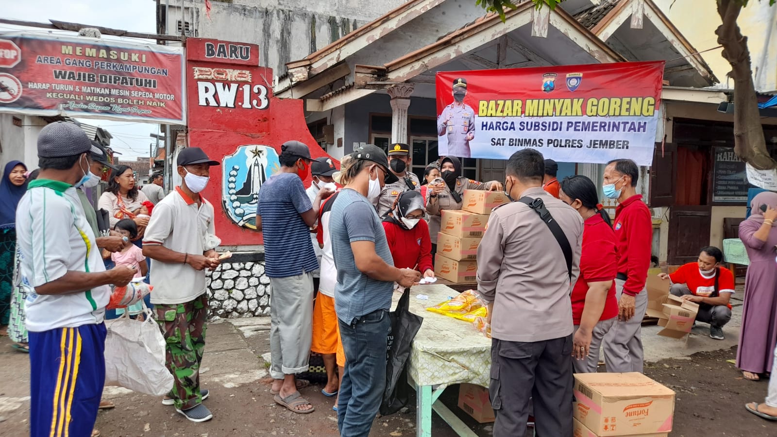 BAZAR MINYAK GORENG DI PUGER, POLRES JEMBER ALOKASIKAN 2.500 BUNGKUS