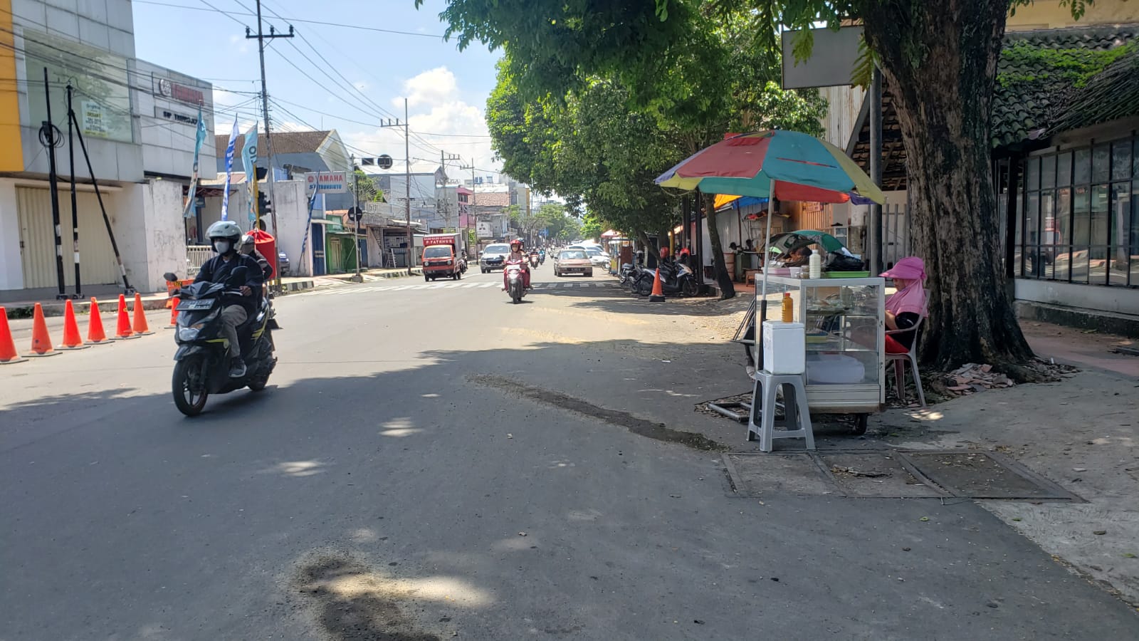 SERING TIMBULKAN KEMACETAN, AREA PARKIR DI SIMPANG TIGA SEMAR JEMBER DITATA ULANG