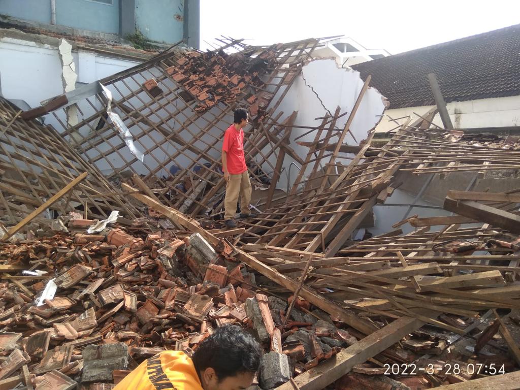 AULA RAPAT AMBRUK, DISNAKERTRANS JEMBER INVENTARISASI TOTAL KERUGIAN