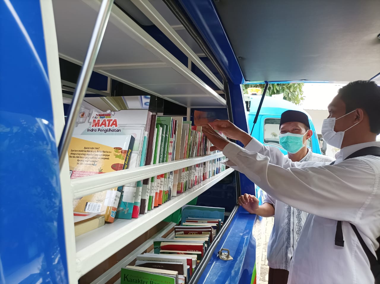 PERPUSTAKAAN KELILING JEMBER DISAMBUT ANTUSIAS MASYARAKAT PELOSOK DESA