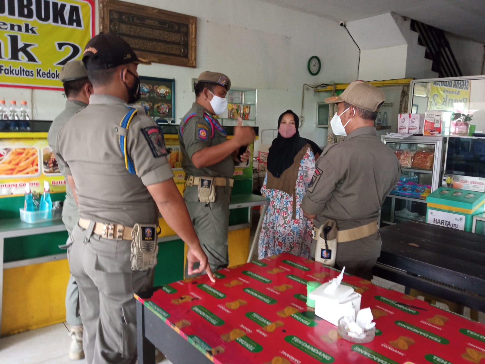 warung-makan-yang-buka-siang-hari-dihimbau-menggunakan-tirai