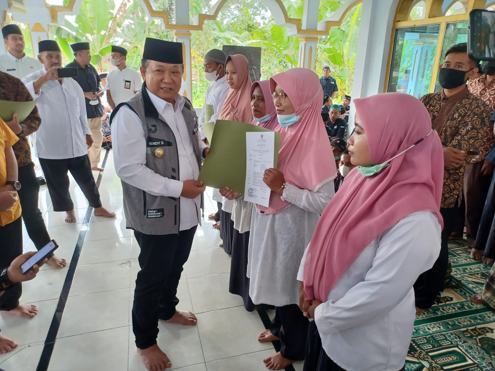 mengabdi-puluhan-tahun-gtt-dan-ptt-di-bangsalsari-akhirnya-terima-sk-dari-bupati-jember