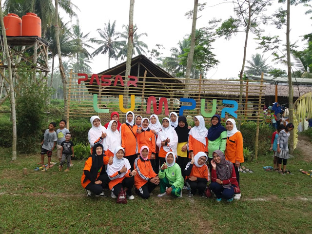 SEKOLAH EYANG LEDOKOMBO, WADAH BAGI PARA LANSIA BERBAGI ILMU MENGASUH CUCU