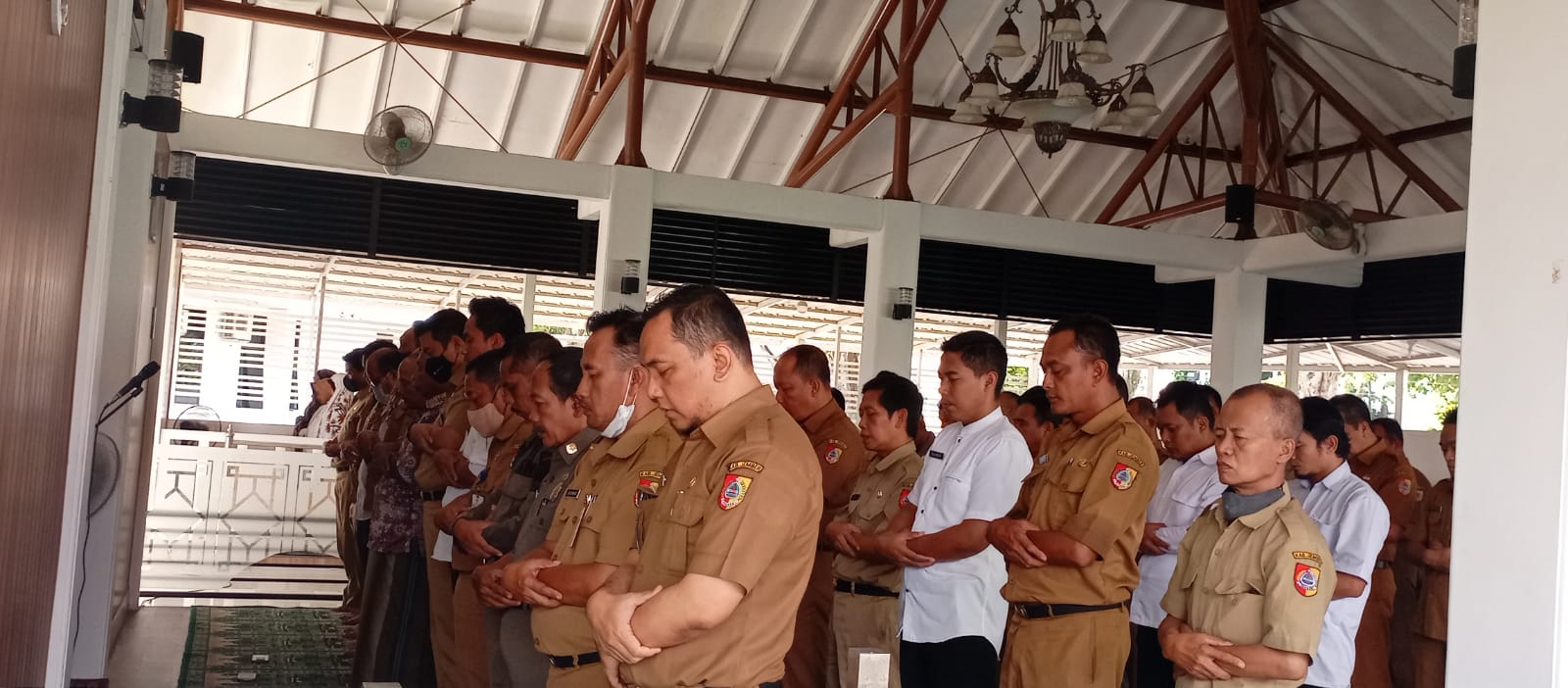 PEGAWAI DI BERBAGAI OPD JEMBER SALAT GAIB DI KANTOR PEMKAB UNTUK DOAKAN PUTRA RIDWAN KAMIL