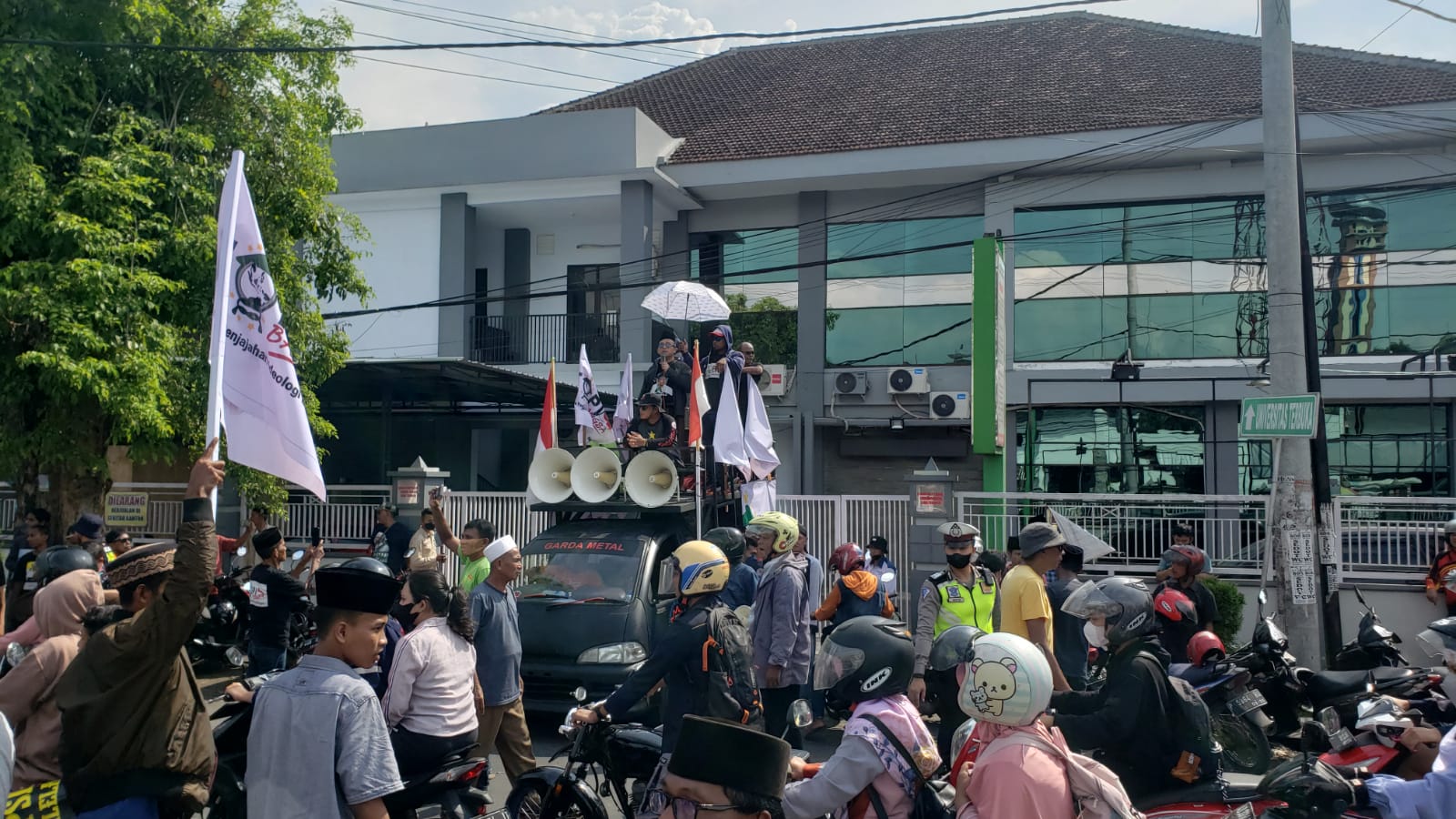 tuntut-kejelasan-kasus-dana-covid-19-rp-107-m-di-jember-massa-topi-bangsa-gelar-aksi-demo