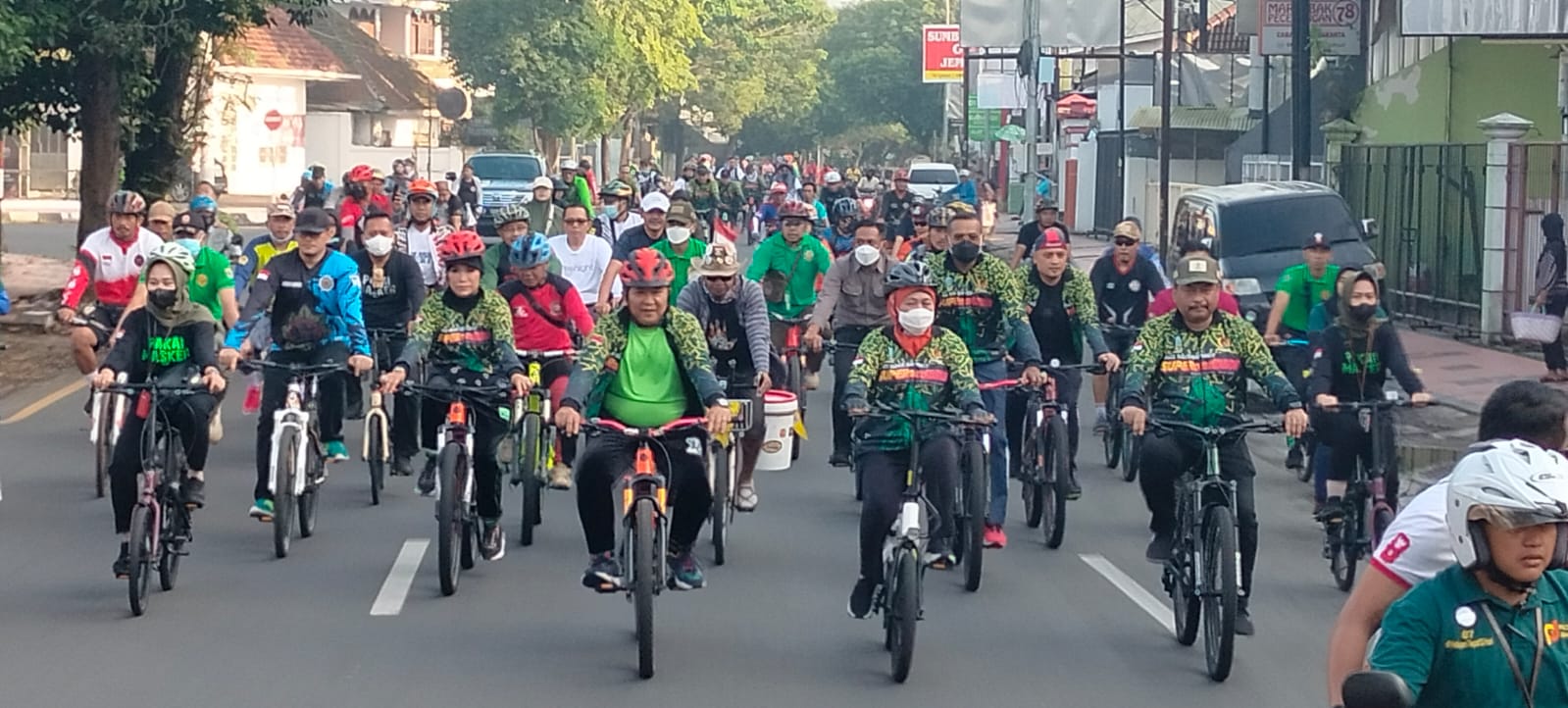 gebyar-porprov-jatim-vii-ratusan-peserta-super-road-bike-tempuh-lintasan-sepanjang-jember-lumajang