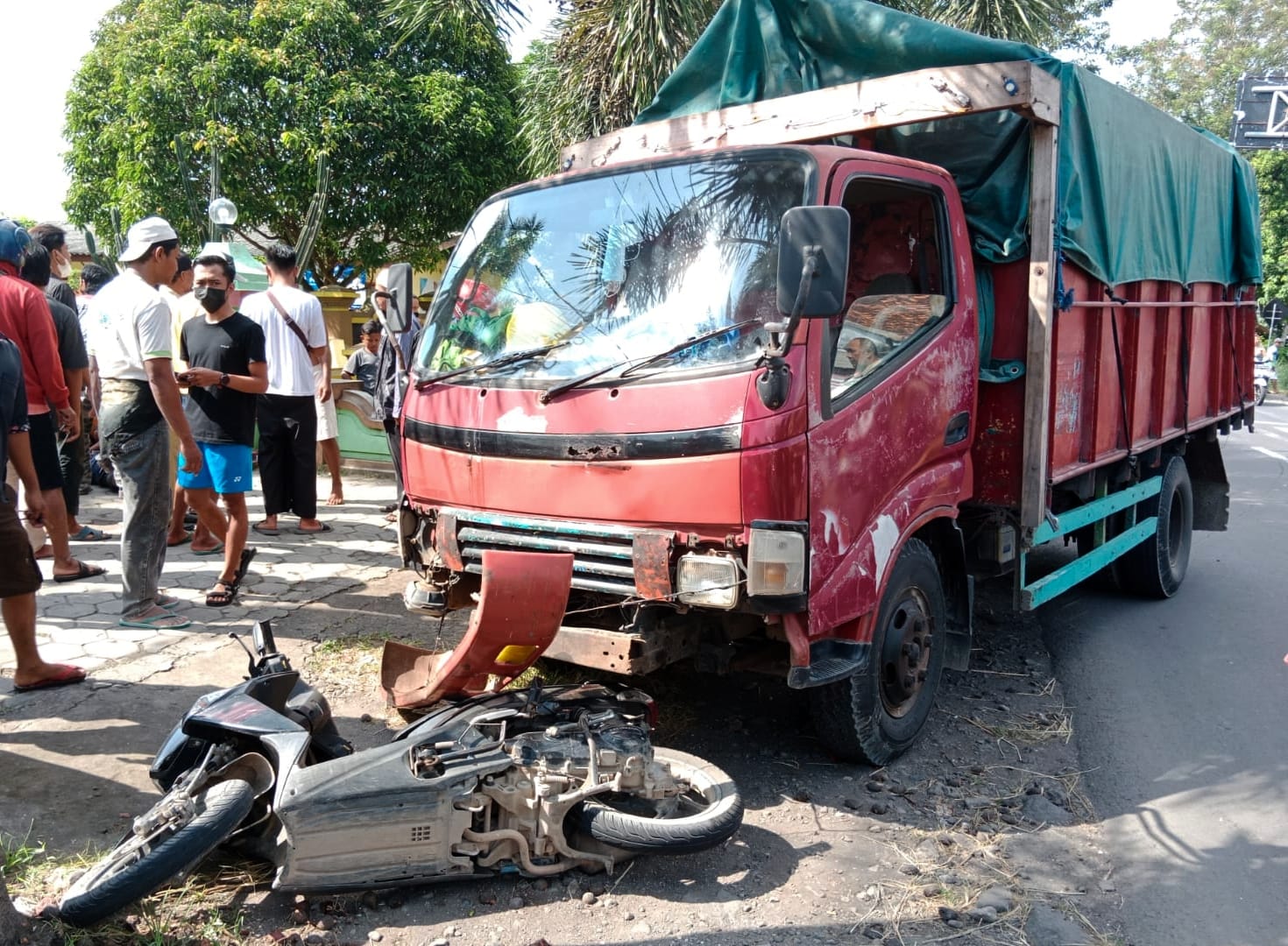 TRUK PENGANGKUT SEMEN LINDAS PENGENDARA JALAN DI GUMUKMAS, 1 MENINGGAL DUNIA, 1 LUKA PARAH