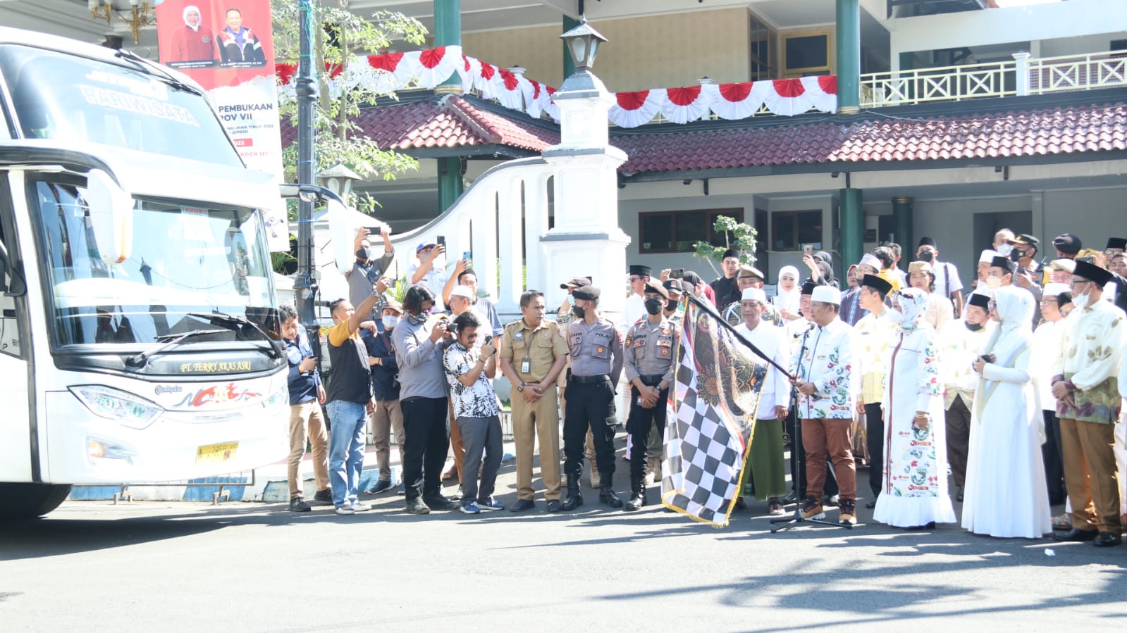 bupati-hendy-titip-doa-pada-ratusan-calon-jamaah-haji-asal-jember