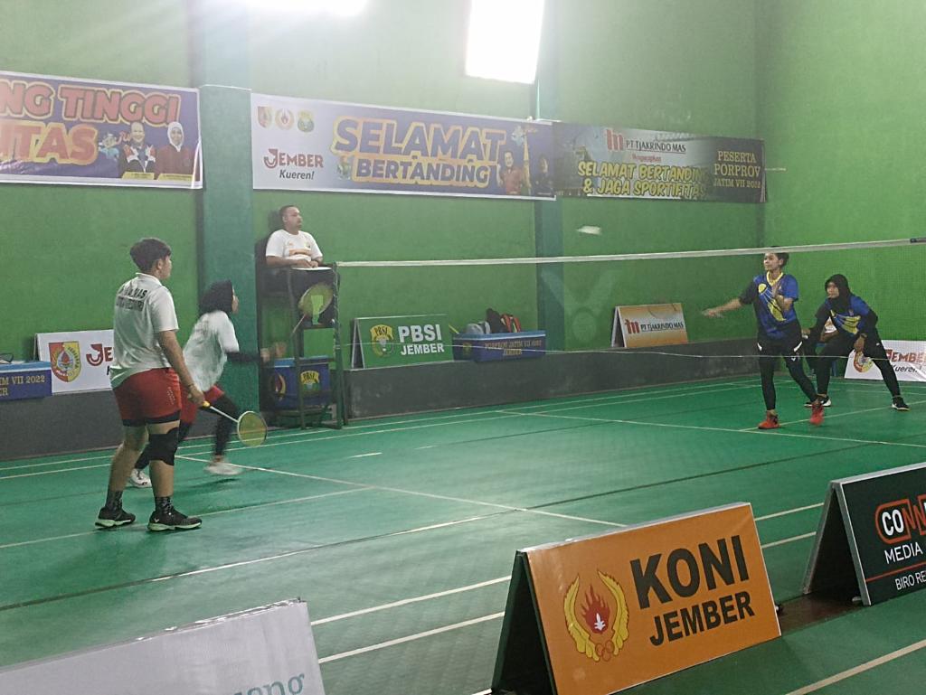 LAGA PERTAMA, TIM BULU TANGKIS BEREGU PUTRI JEMBER MENANG 2 – 1 ATAS KEDIRI