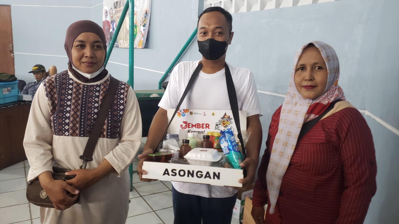 ratusan-asongan-dilibatkan-jajakan-dagangan-di-venue-porprov-jatim-vii-di-jember