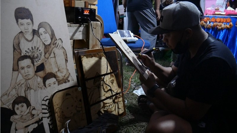 BERAWAL DARI AJAKAN TEMAN, PRIA DI ARJASA TEKUNI SENI LUKIS BAKAR