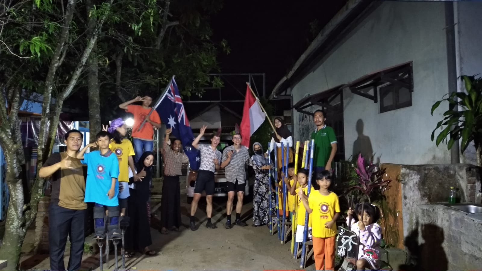 PERJALANAN 2 TURIS PESEPEDA ASAL AUTRALIA, MAMPIR KE JEMBER DAN KAGUMI KOMUNITAS TANOKER