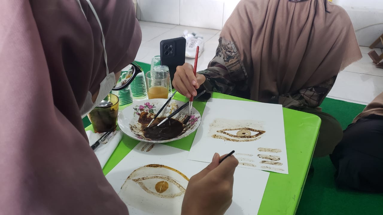 KESERUAN MELUKIS PAKAI AMPAS KOPI, SENIMAN JEMBER CIPTAKAN KARYA YANG UNIK