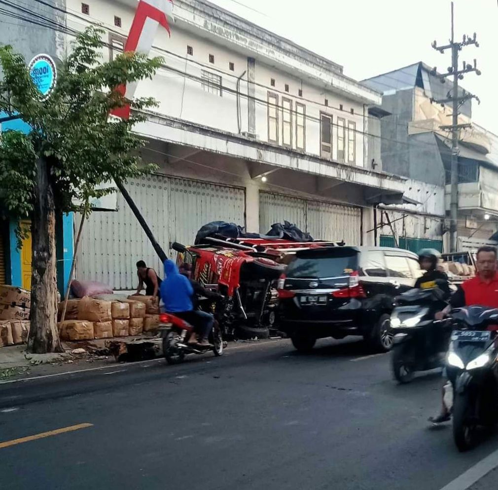 HENDAK MENYEBRANG,  PENGENDARA MOTOR TEWAS TERTABRAK TRUK DI RAMBIPUJI