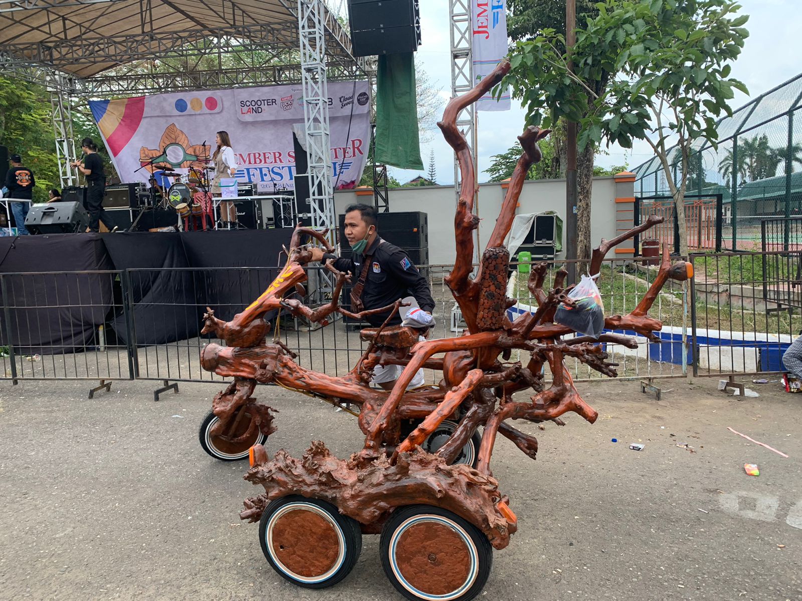 VEYU, “POHON BERJALAN” YANG JADI IKON VESPA EKSTREM JEMBER