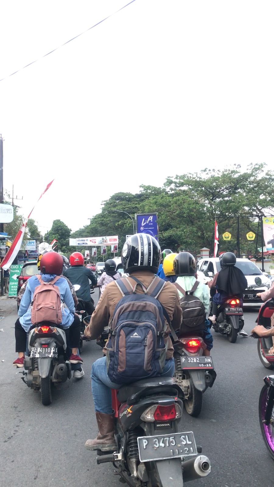 MARAK KARNAVAL, MACET DIMANA-MANA, PENGENDARA DIIMBAU LEBIH MENAMBAH KESABARAN