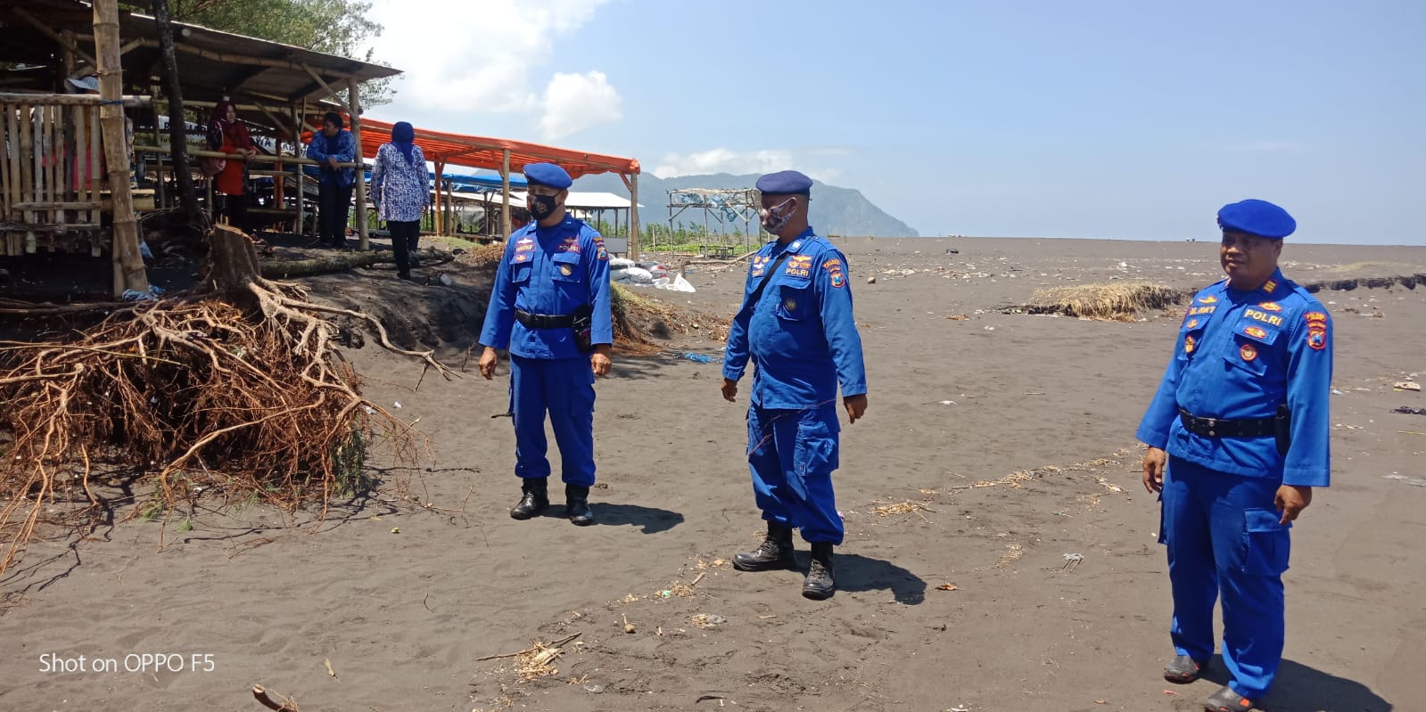 WASPADA CUACA EKSTEM, POLAIRUD POLRES JEMBER LARANG WISATAWAN MANDI DI PANTAI SELATAN