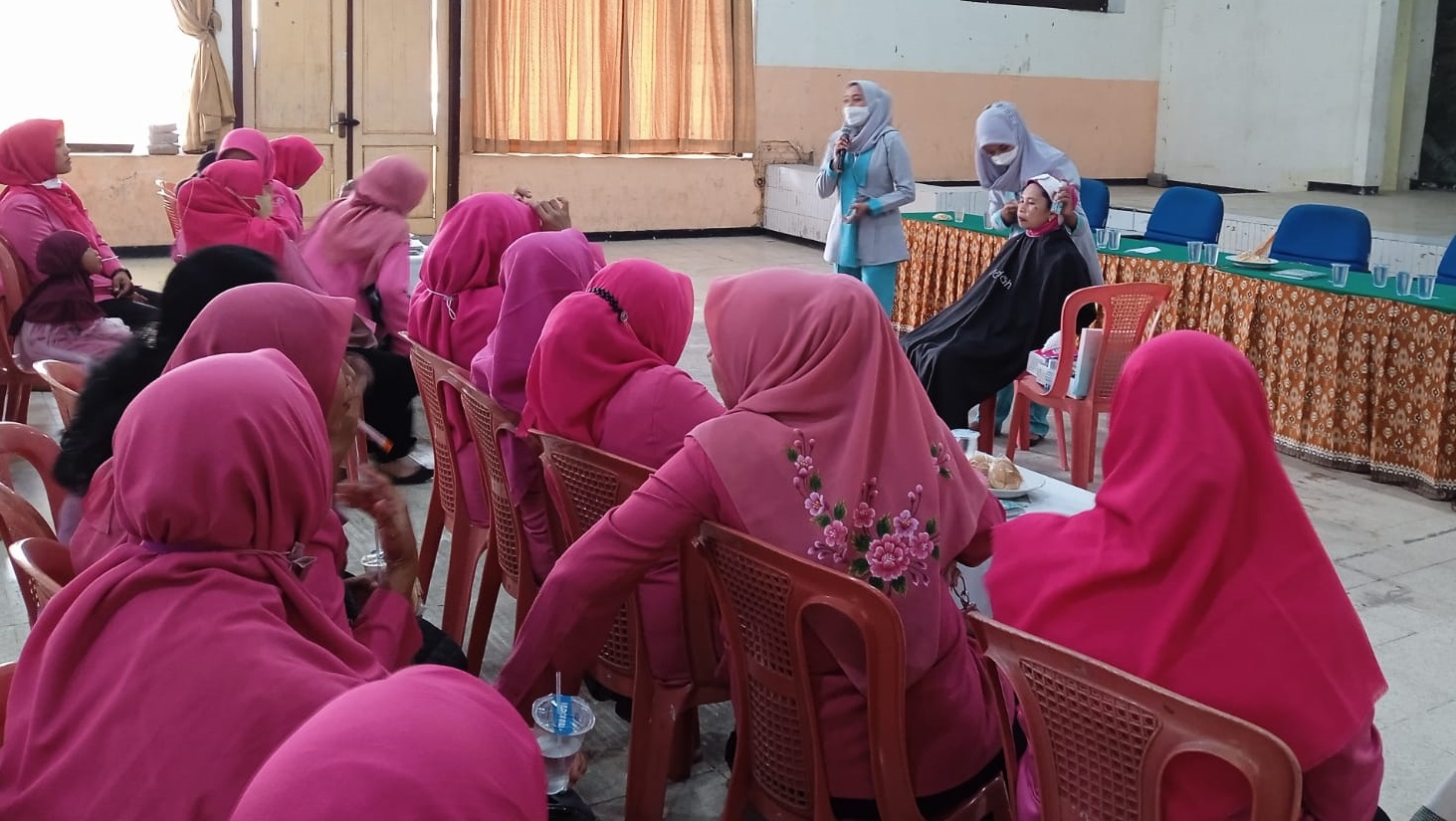 WARDAH COSMETICS JEMBER EDUKASI PEREMPUAN TUNJANG PENAMPILAN LEWAT MAKE UP