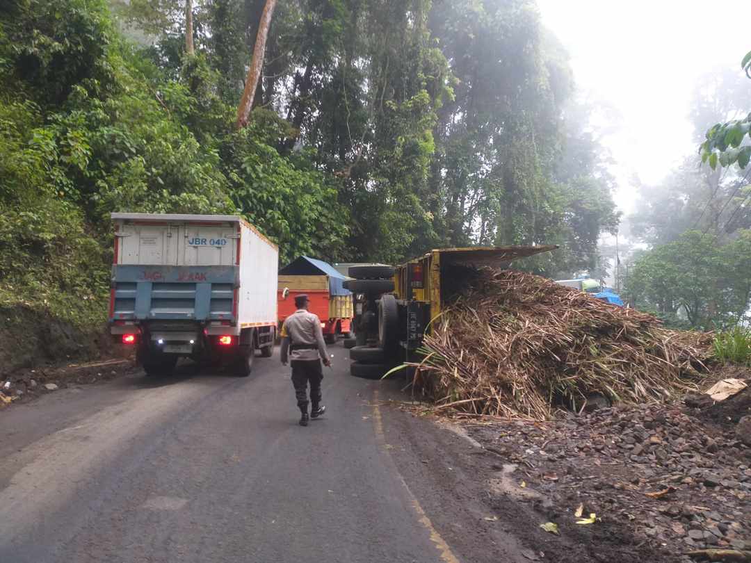 JALUR GUMITIR RAWAN LAKA, PENGEMUDI TRUK MUATAN DIIMBAU BERHATI-HATI