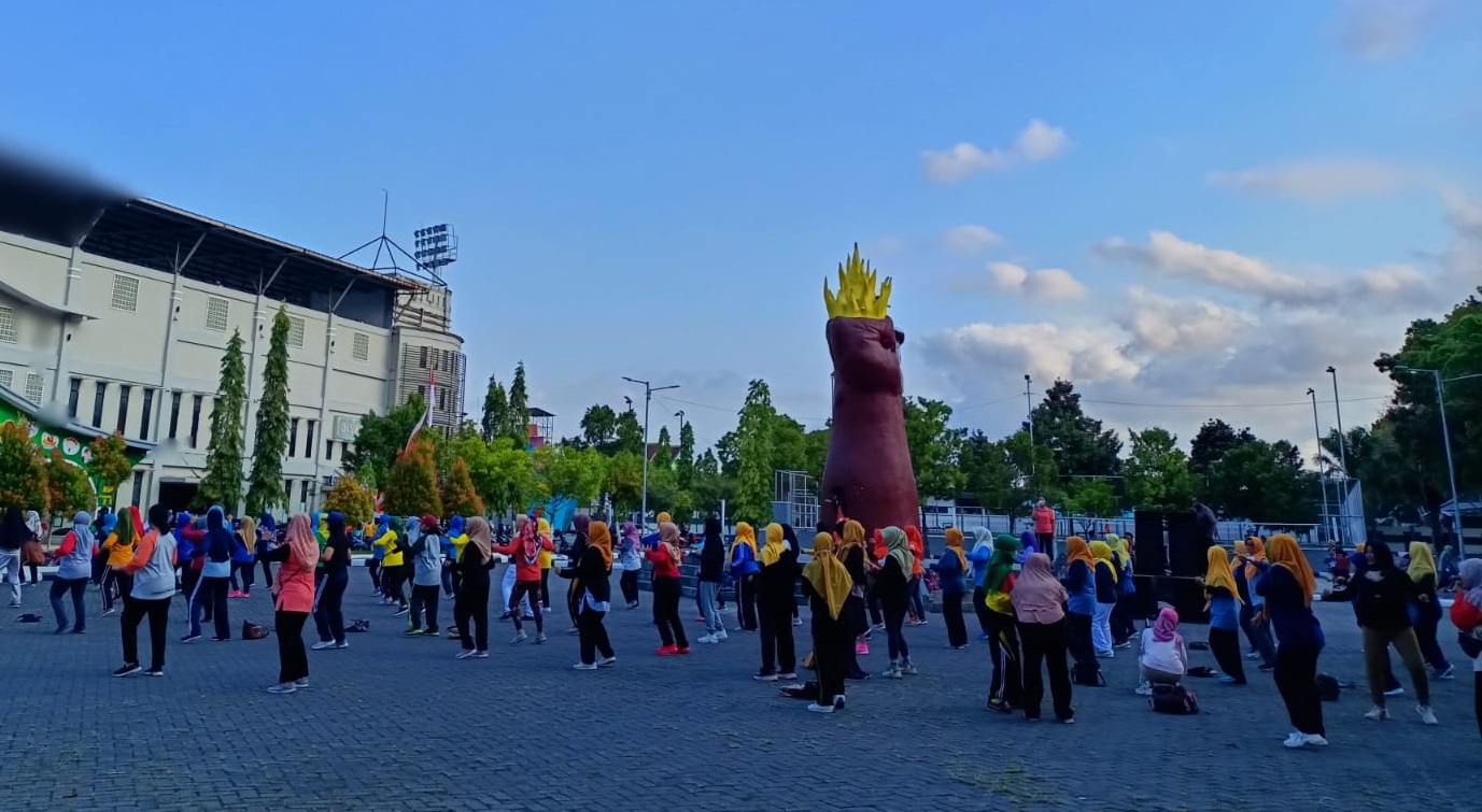 beri-semangat-peserta-senam-di-stadion-semeru-lumajang-wardah-bagi-bagi-doorpize-dan-diskon