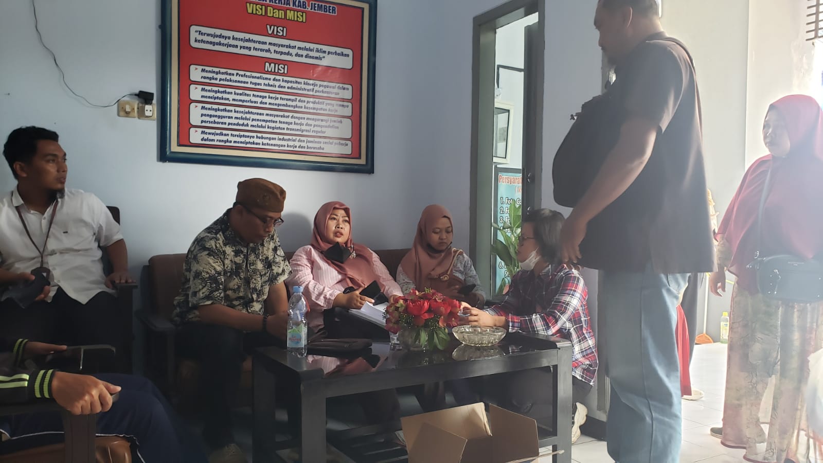 PHK MASSAL SEPIHAK, DISNAKER JEMBER MEDIASI MANTAN BURUH DAN PIHAK MANAJEMEN PT PMP