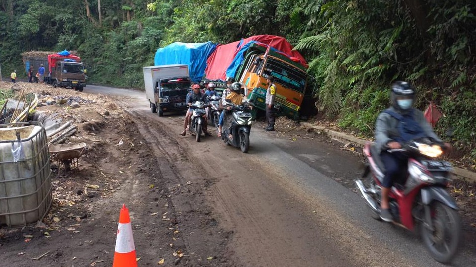 TRUK ODOL BERULANG KALI KECELAKAAN DI GUMITIR, DISHUB JEMBER MINTA ASOSIASI DAN PERUSAHAAN PATUHI ATURAN