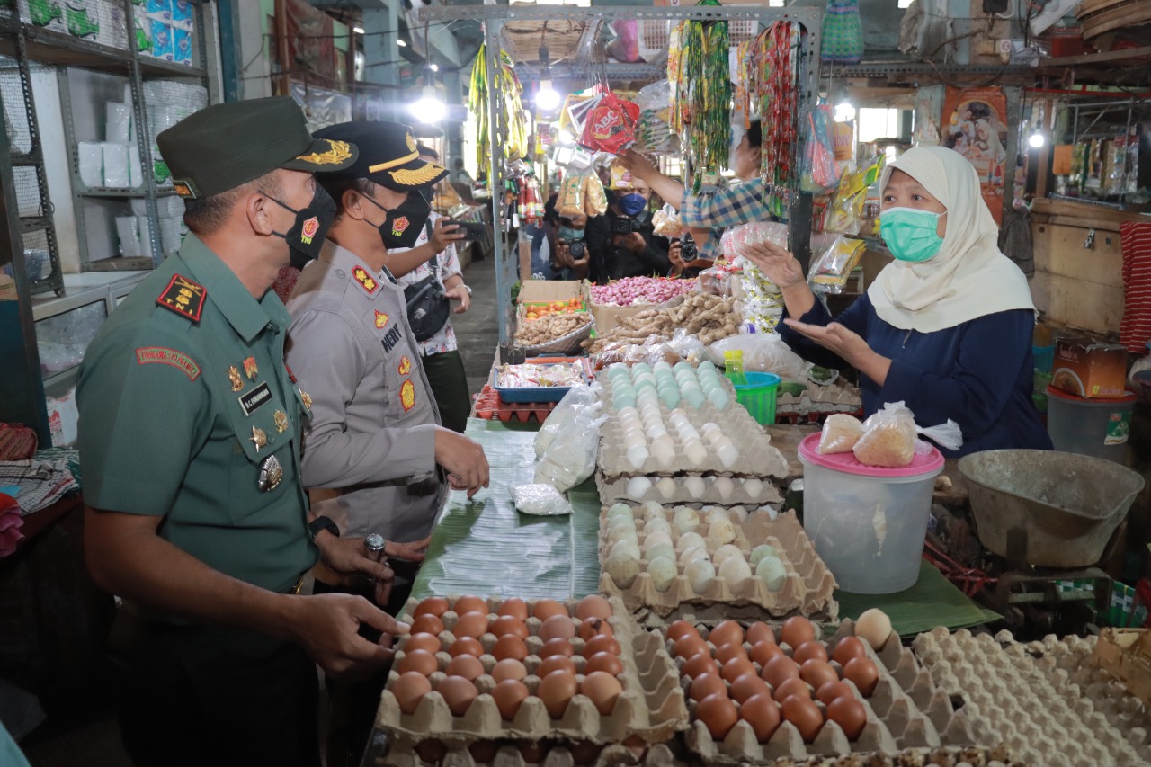 PANTAU STOK DAN KESTABILAN HARGA BAHAN POKOK, SATGAS PANGAN JEMBER SIDAK KE PASAR TANJUNG