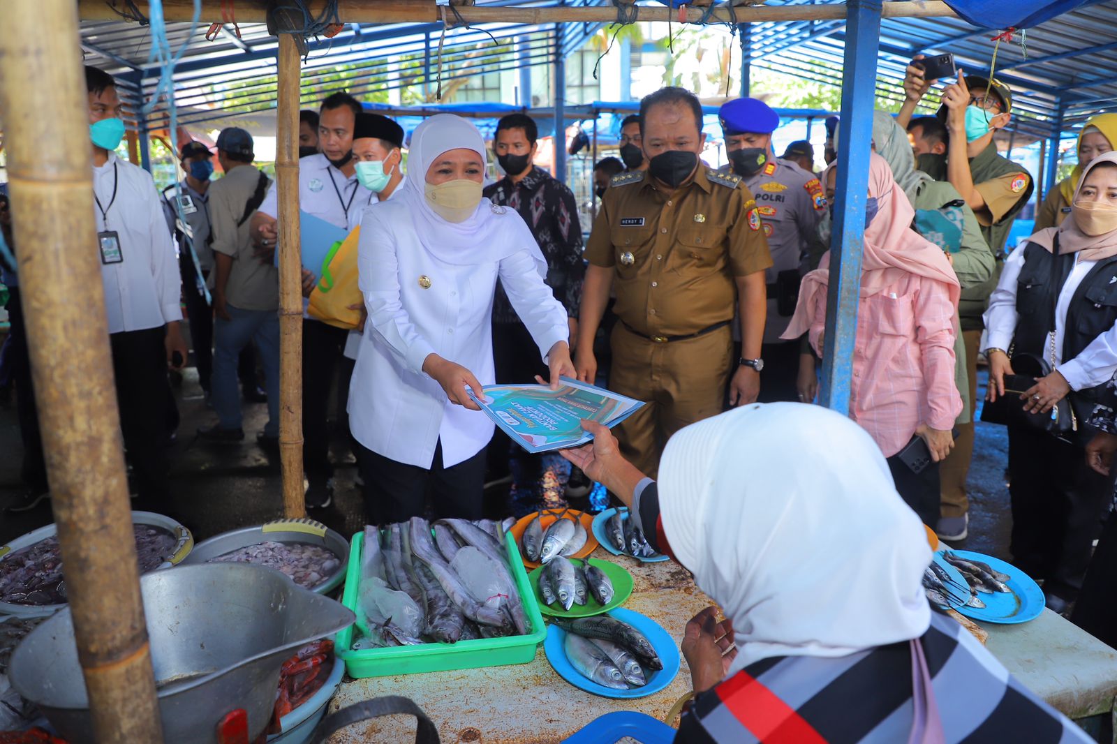 PASTIKAN TEPAT SASARAN, GUBERNUR JATIM TERJUN LANGSUNG KE JEMBER SALURKAN BANSOS BBM