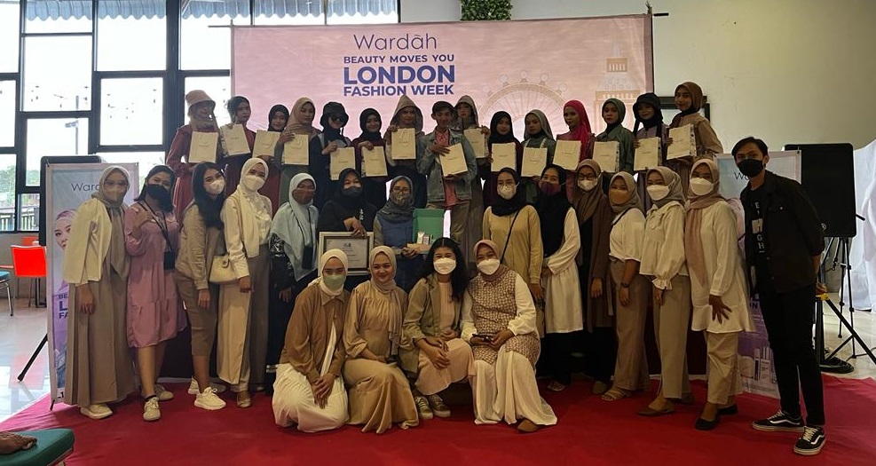 jadi-official-make-up-wearing-klamby-di-london-fashion-week-2022-wardah-tularkan-semangat-lewat-event-serentak-di-indonesia