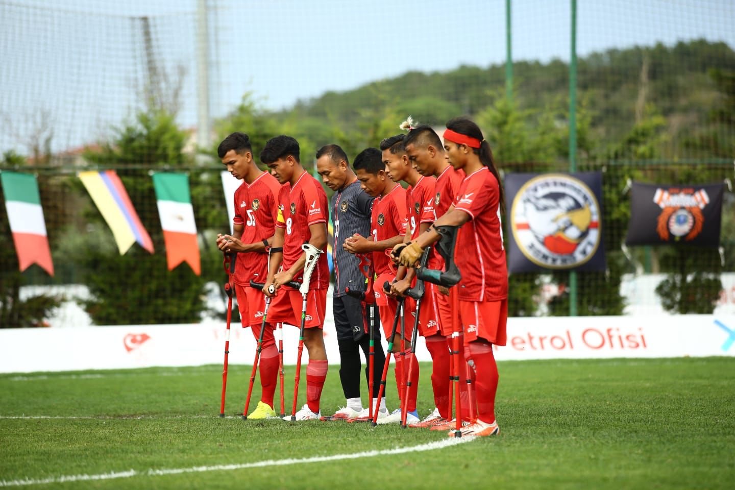 SAMPAIKAN DUKA ATAS TRAGEDI KANJURUHAN, TIMNAS GARUDA INAF PAKAI PITA HITAM DI LAGA KEDUA PIALA DUNIA AMPUTASI 2022