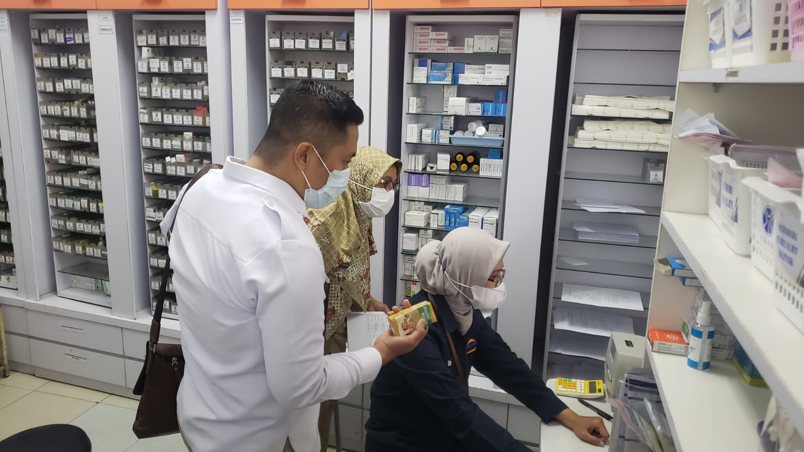 SUPERVISI LANJUTAN PENGAWASAN PEREDARAN OBAT SIROP DI JEMBER