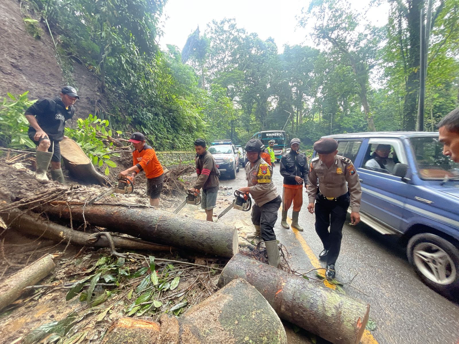 pasca-longsor-berturut-turut-polres-jember-siagakan-personel-24-jam-di-wilayah-gumitir