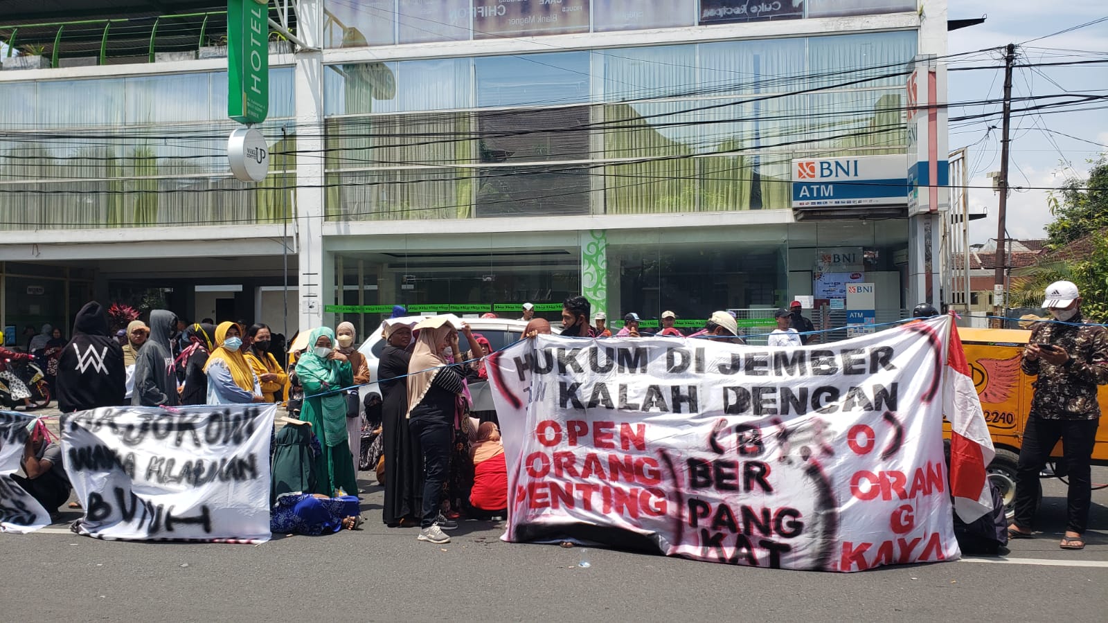 DEMO WARGA KLATAKAN KECAMATAN TANGGUL, MINTA KADES DIJADIKAN TAHANAN KOTA