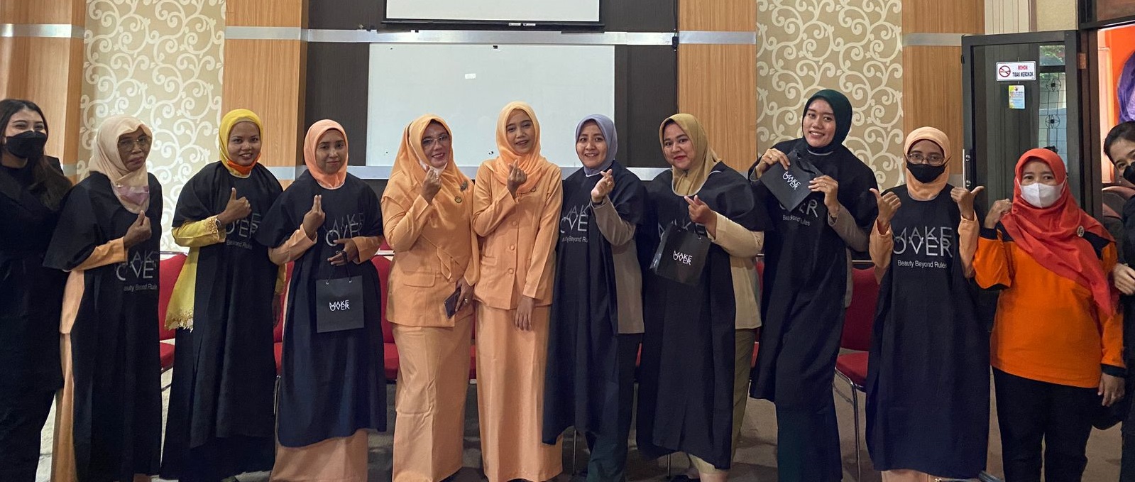 UPGRADE SKILL MAKE UP PARA PEREMPUAN, MAKE OVER GELAR ROADSHOW DI BERBAGAI INSTANSI PROBOLINGGO