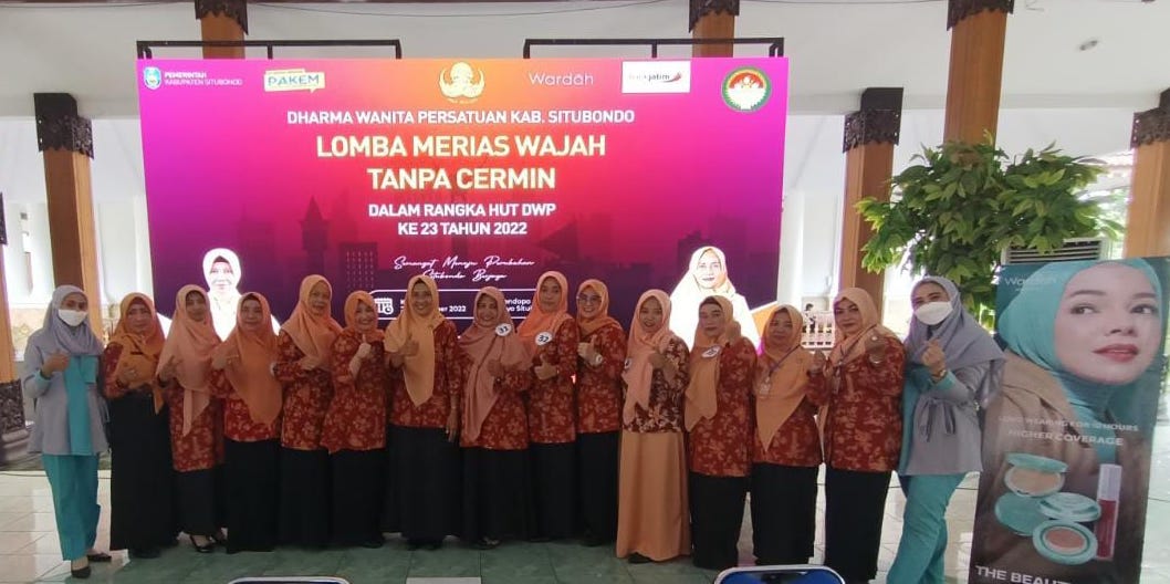 rayakan-hut-ke-23-dwp-situbondo-wardah-tantang-ibu-ibu-anggota-lomba-merias-tanpa-cermin