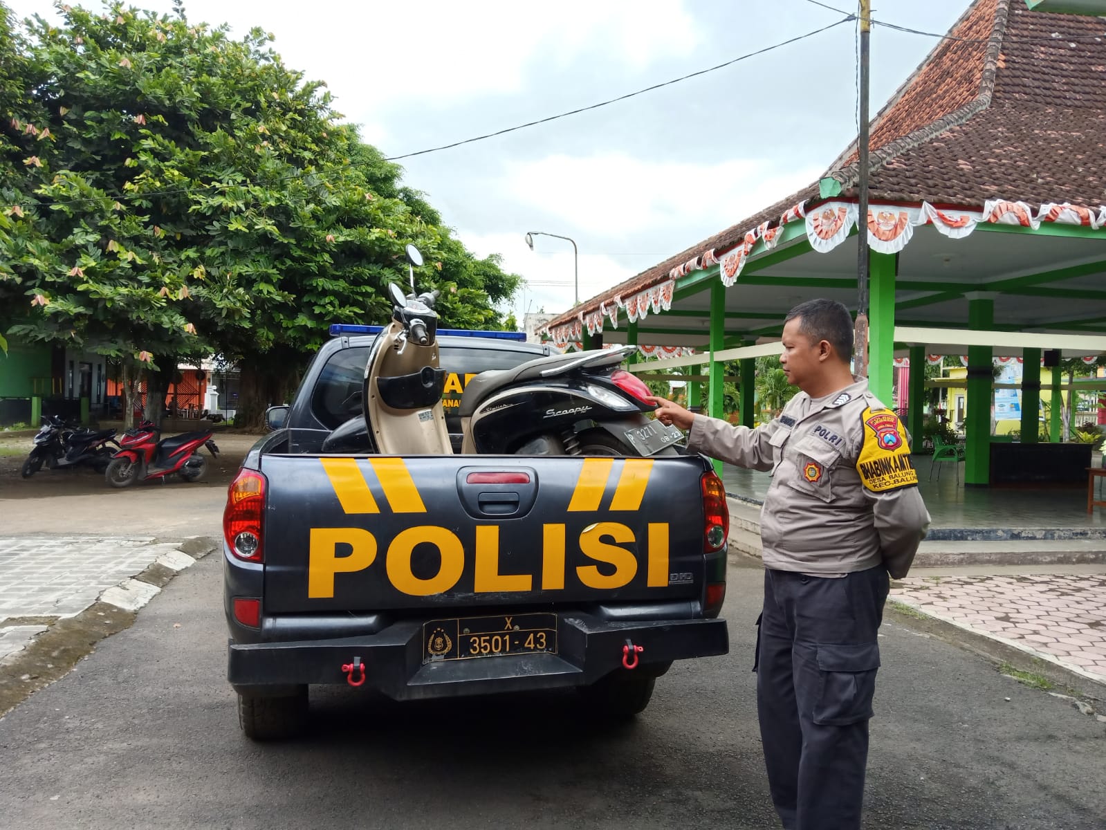 POLSEK BALUNG KEMBALIKAN MOTOR MILIK PEMUDA SETEMPAT YANG DITINGGALKAN DI PINGGIR JALAN KARENA MABUK MIRAS