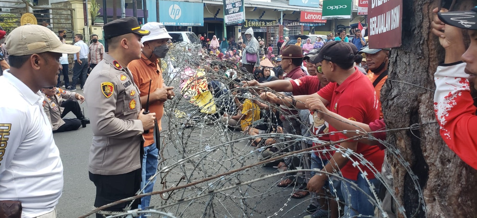 RATUSAN WARGA DESA KLATAKAN TANGGUL DEMO DEPAN PN JEMBER, JALAN KALIMANTAN DITUTUP SEPANJANG SIANG HARI