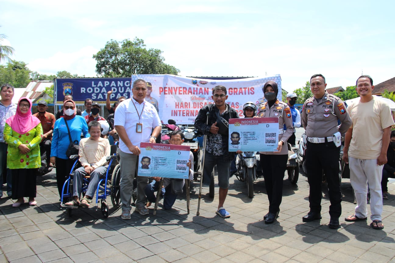 peringati-hari-disabilitas-internasional-25-kaum-difabel-di-jember-yang-telah-lulus-tes-dapat-sim-d-gratis