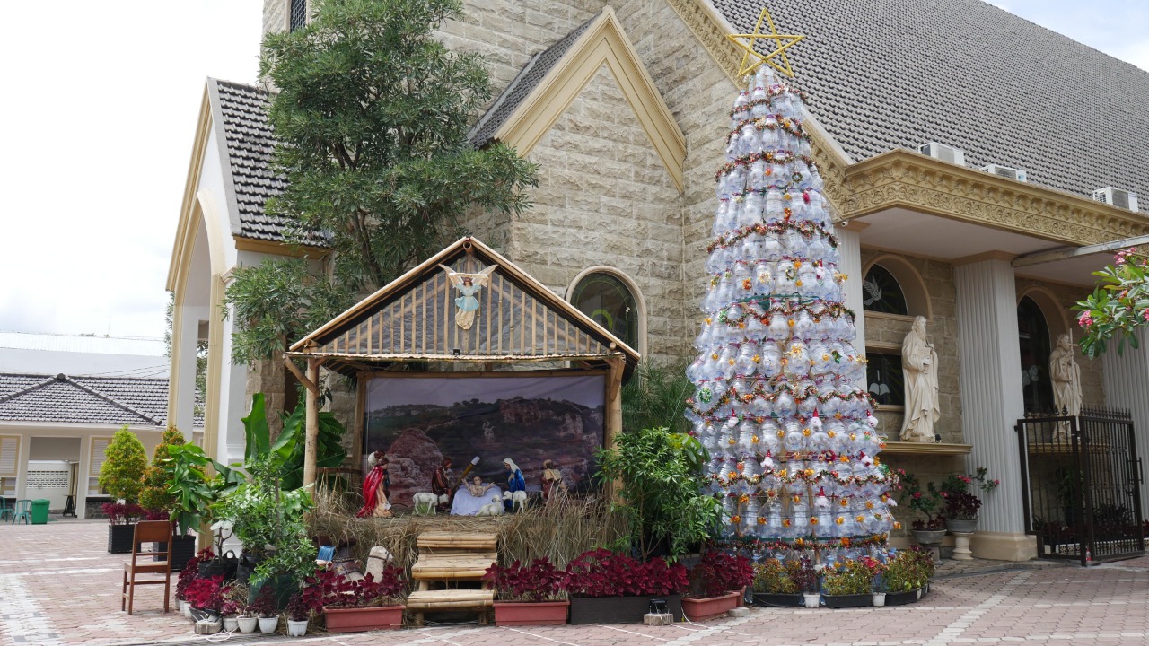 pohon-natal-unik-di-gereja-santo-yusup-jember-terbuat-dari-botol-dan-galon-sekali-pakai