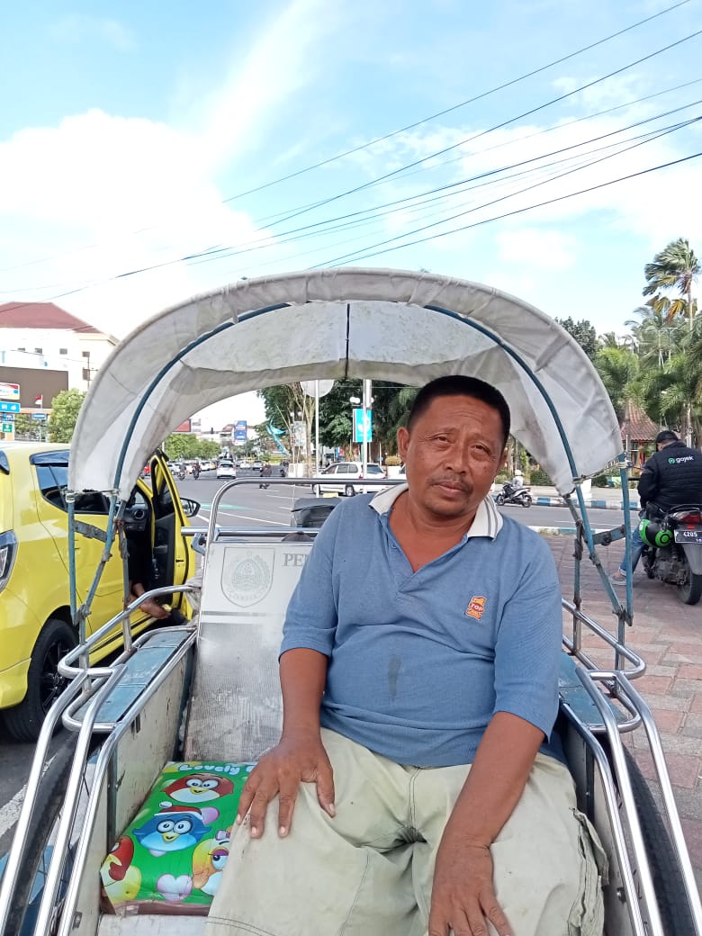 BECAK,  BERTAHAN DI TENGAH GEMPURAN TRANSPORTASI MODERN