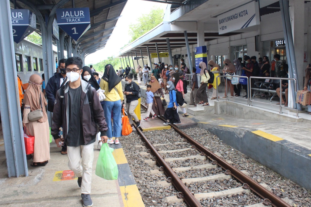 LEBIH DARI 140 PENUMPANG MENGGUNAKAN KERETA API SELAMA MOMEN NATARU