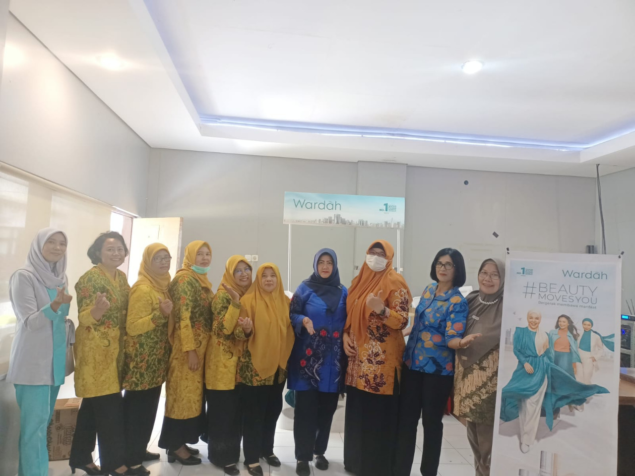 TINGKATKAN KEMAMPUAN BER-MAKE UP, DHARMA WANITA SATPOL PP BANYUWANGI KOLABORASI DENGAN WARDAH COSMETICS