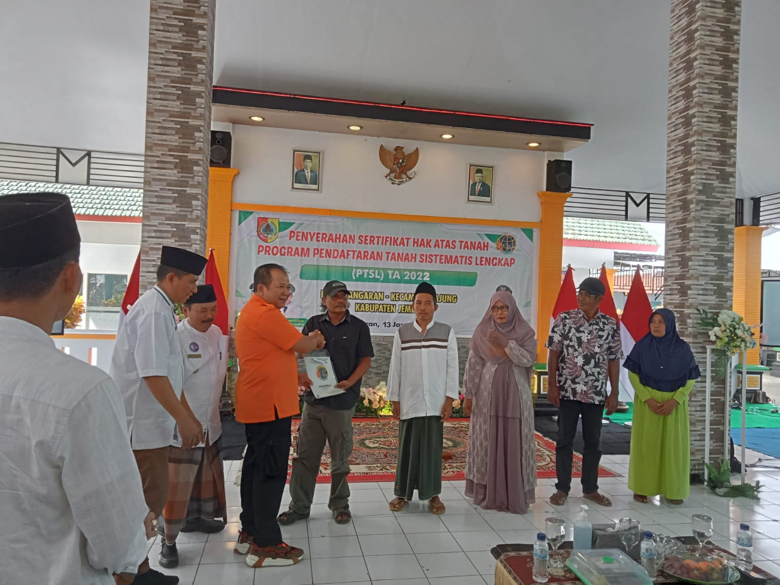 BUPATI JEMBER SERAHKAN 200.000 SERTIKAT TANAH MELALUI PROGRAM PTSL