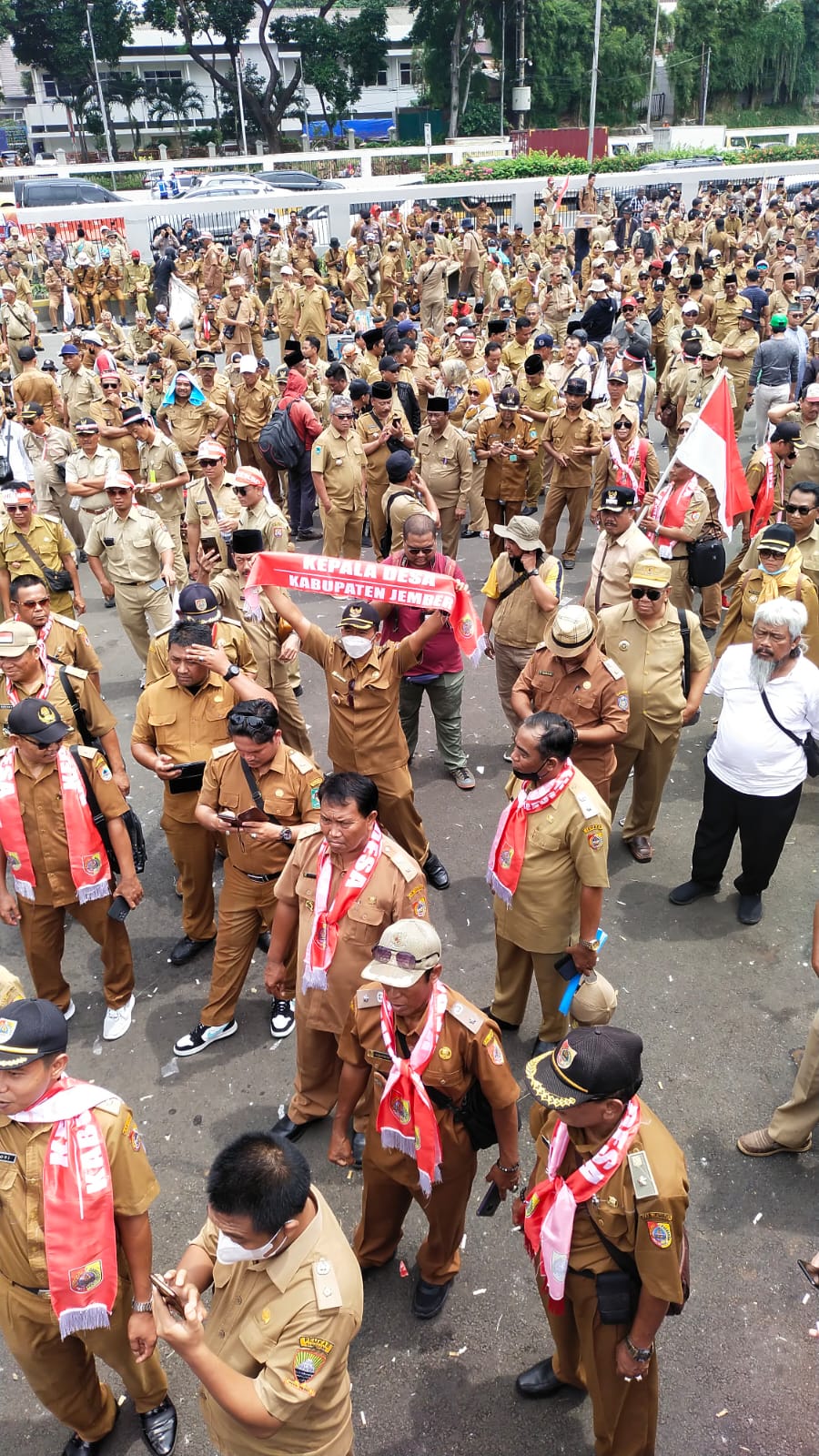 NGLURUK JAKARTA, 83 KADES DI JEMBER DESAK REVISI MASA JABATAN KADES DARI 6 TAHUN KE 9 TAHUN