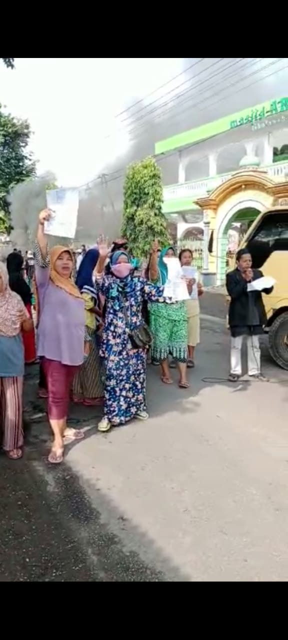 respon-bupati-lamban-warga-puger-gelar-aksi-blokade-jalan