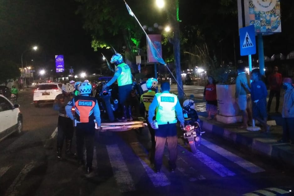 PARKIR SEMBARANGAN DI ALUN-ALUN JEMBER SIAP-SIAP UNTUK DIDEREK 