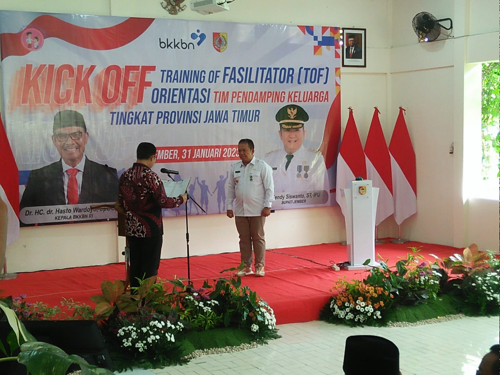 PERCEPAT PENANGANAN STUNTING BUPATI JEMBER DILANTIK SEBAGAI BAPAK ASUH STUNTING JEMBER